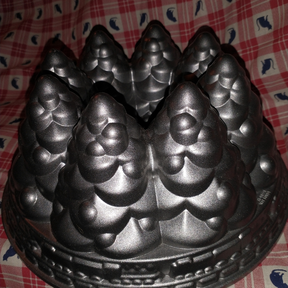 CAST ALUMINUM NORDIC WARE BUNDT PAN